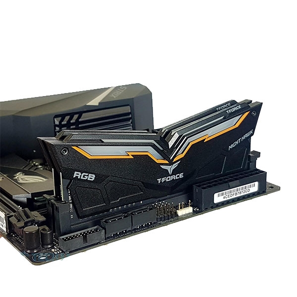 رم کامپیوتر DDR4 دو کاناله 3600 مگاهرتز CL18 تیم گروپ مدل NIGHT HAWK RGB ظرفیت 16 گیگابایت